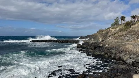 Powerful Atlantic Ocean waves crash against the volcanic rocky shoreline on T 库存照片