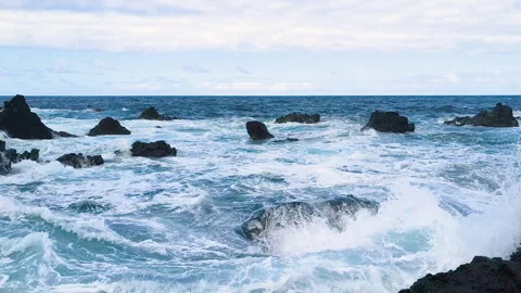 Powerful Atlantic Ocean waves crashing against volcanic rocks on the coast of Vidéo 345831335