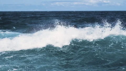 Powerful Atlantic Ocean waves crashing against volcanic rocks on the coast of 库存影片 346168356