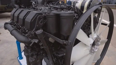 Powerful, black 8-cylinder engine for a military armored heavy vehicle Vídeos de archivo 68363913