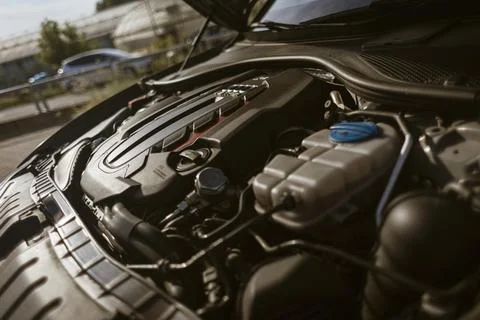 Powerful car engine showing its complexity and mechanics Fotos de archivo