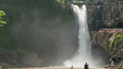 Powerful Cascade and Mist, Tegenungan Waterfall, Bali 库存影片 336637211