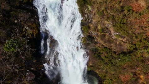 Powerful Cascades Flowing Over Dark Rocks Vídeos de archivo 334045715