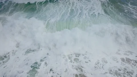Powerful crashing waves in slow motion Stock-Footage 195136409