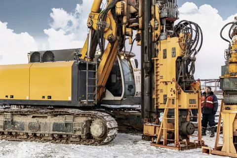 A powerful drilling rig for piling in winter at a construction site. 스톡 사진