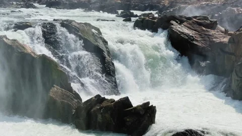 Powerful Flow Of Dhuandhar Waterfall Vídeo Stock 331050859