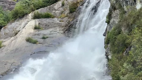 The powerful flow of the waterfall, Nugget Falls, Alaska, August 2025 Vidéo 334359911