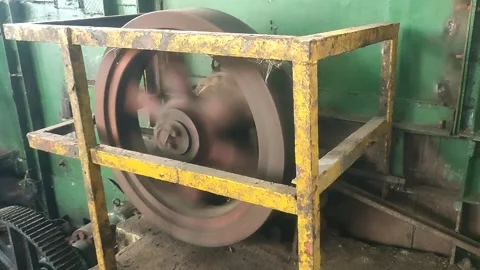 Powerful flywheel of a sugarcane crushing machine in a sugar factory Video stock 309404048