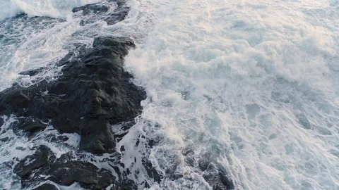 Powerful Foaming Wave Tide Against Surround on Reef Rock 스톡 동영상 128946902
