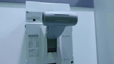 A powerful, high-tech switcher with large knob and overload protection settings 库存影片 330901591