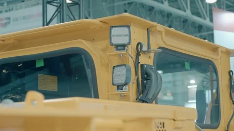 Powerful LED lights on construction equipment that operates in hard conditions  Vidéo 330896329