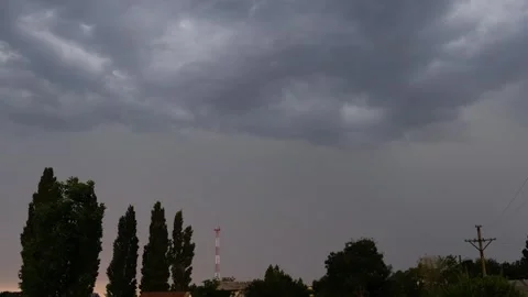 Powerful lightning storm approaching telecommunication tower under dark omi.. Vídeo Stock 338198326