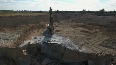 Powerful machinery in the granite quarry Video stock 200826526