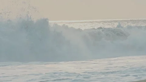 Powerful ocean wave breaking and splashing on the shore of puerto escondido 動画素材 343788640