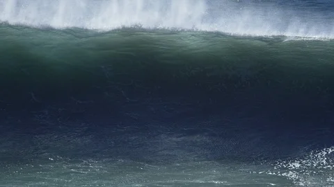 Powerful ocean wave breaks and explodes with white water 库存影片 118617387