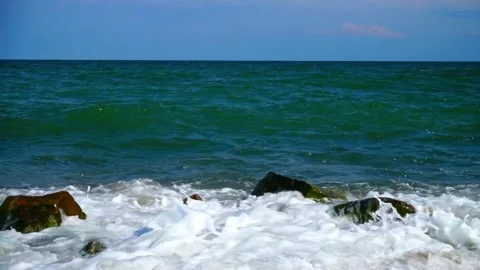 Powerful Ocean Wave Crashing on Rocks with Explosive Water Spray Vídeo Stock 319928286