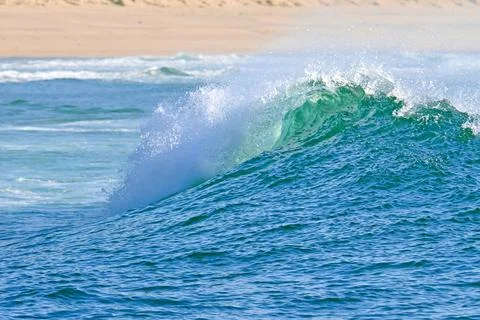 A powerful ocean wave with crystal-clear spray, ready for water sports Foto stock