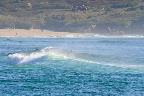 A powerful ocean wave with crystal-clear spray, ready for water sports Stockfoto's