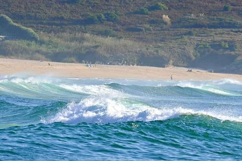 A powerful ocean wave with crystal-clear spray, ready for water sports Fotos de archivo