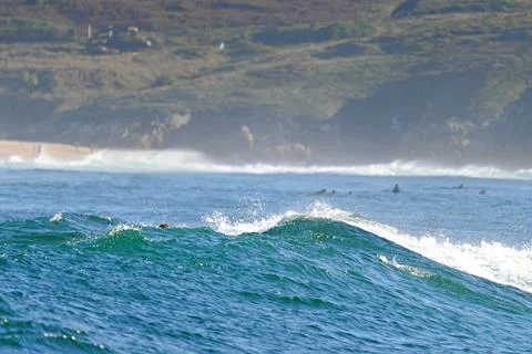 A powerful ocean wave with crystal-clear spray, ready for water sports Fotos de archivo