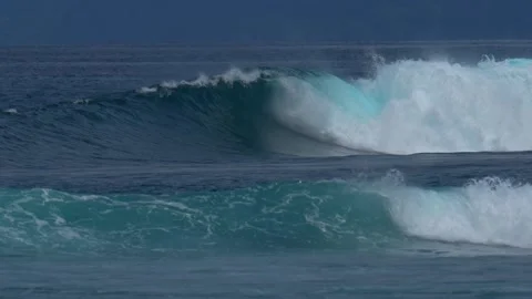 Powerful ocean wave at Indian Ocean.Vertical video Stock Footage 295771504
