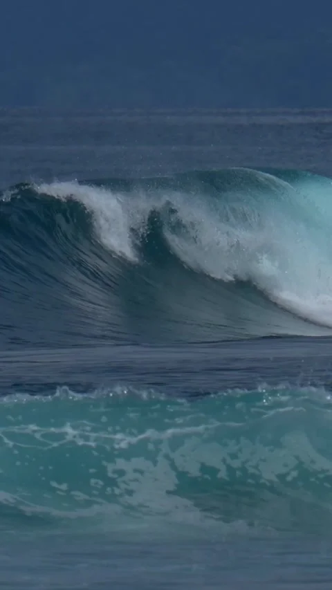 Powerful ocean wave at Indian Ocean.Vertical video Stock Footage 295771618