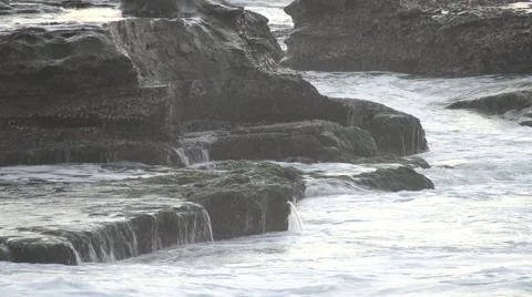 Powerful ocean waves against rocks telephoto Video stock 1076688