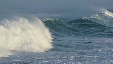Powerful ocean waves crash in slow motion footage. Vídeos de archivo 335713144