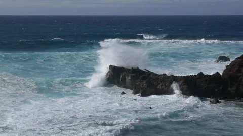 Powerful Ocean Waves Crashing Against Rocks Dramatic Seascape 스톡 동영상 331762151