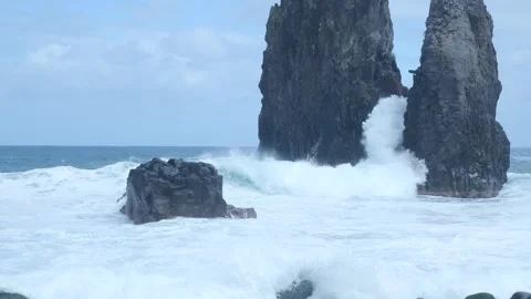 Powerful ocean waves crashing against ribeira da janela rock formations Stockbeeldmateriaal 333695472