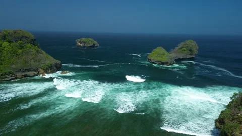 Powerful Ocean Waves Crashing Rocks 4K Malang East Java 库存影片 343679565