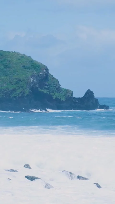 Powerful ocean waves crashing on a rugged coastline 库存影片 334439772
