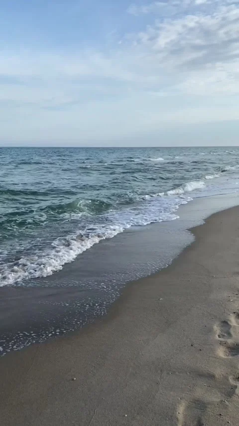 Powerful Ocean Waves Crashing on Sandy Beach Shoreline, Calm Blue Water and Sky Vídeos de archivo 333605106