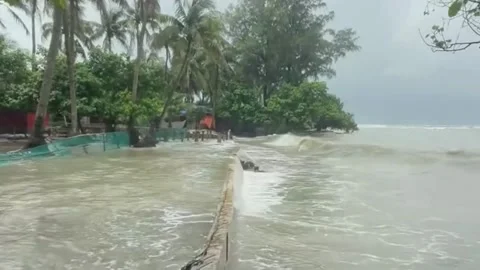 Powerful Ocean Waves Crashing on Shore During Tropical Storm 스톡 동영상 337944726