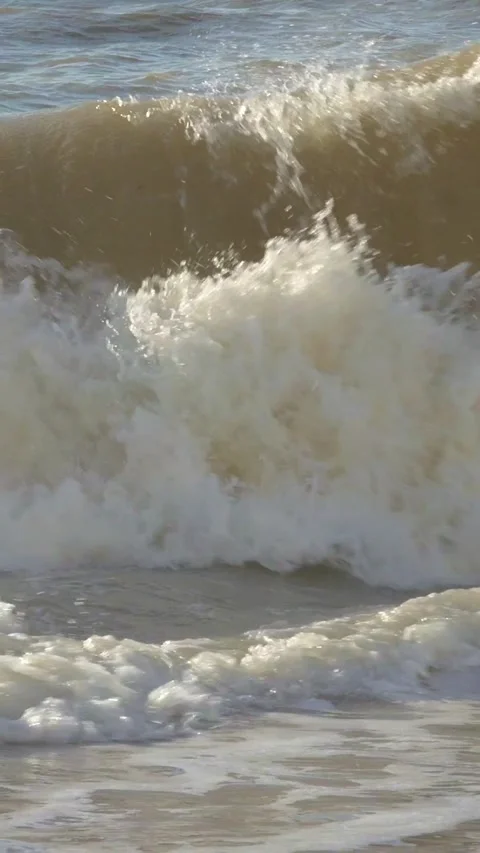 Powerful ocean waves crashing, surging against rugged rocky coast 库存影片 308877969