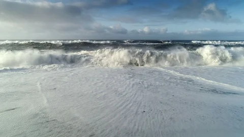 Powerful ocean waves crushing on a black coast in Iceland. Extreme stormy ocean Vidéo 115171884