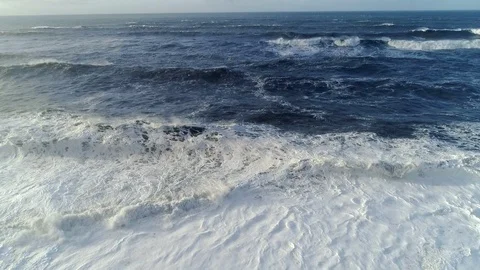 Powerful ocean waves crushing on a black coast in Iceland. Extreme stormy ocean Stock-Footage 115172079