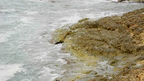 Powerful Ocean Waves Hitting Rugged Coastal Rocks Vídeo Stock 345006847