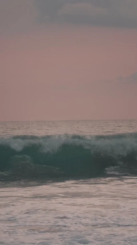 Powerful ocean waves rolling and splashing on a sandy beach 動画素材 342737805