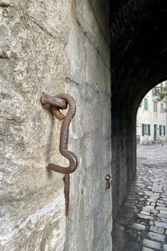 Powerful old rusty hook on the wall of the old city, which served to lock t.. Stock-Fotos
