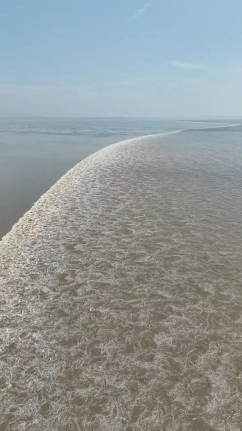 Powerful Qiantang River Tidal Bore Surges Through Zhejiang, China Vídeos de archivo 337386026