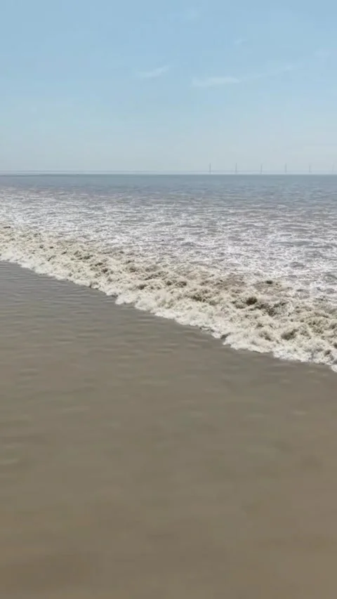 Powerful Qiantang River Tidal Bore Moving Across Water, Zhejiang, China Видео 337386044