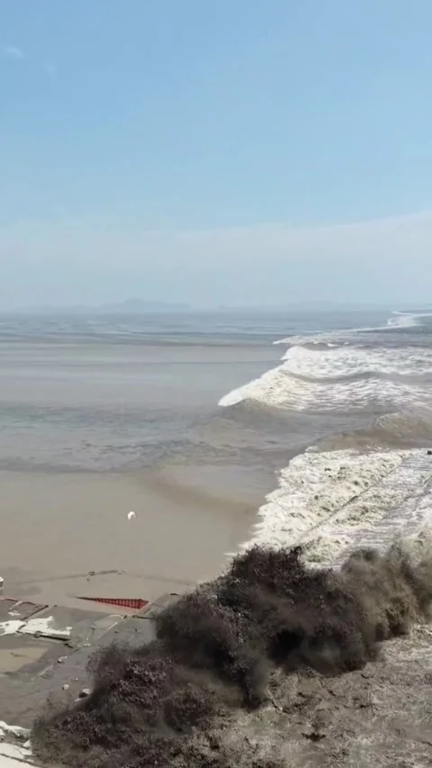 Powerful Qiantang River Tidal Bore Surging in Zhejiang, China Stock Footage 337598494