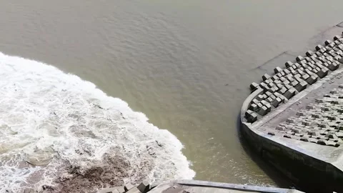 Powerful Qiantang River Tidal Bore Wave Crashing on Concrete Bank China Stockbeeldmateriaal 342603259