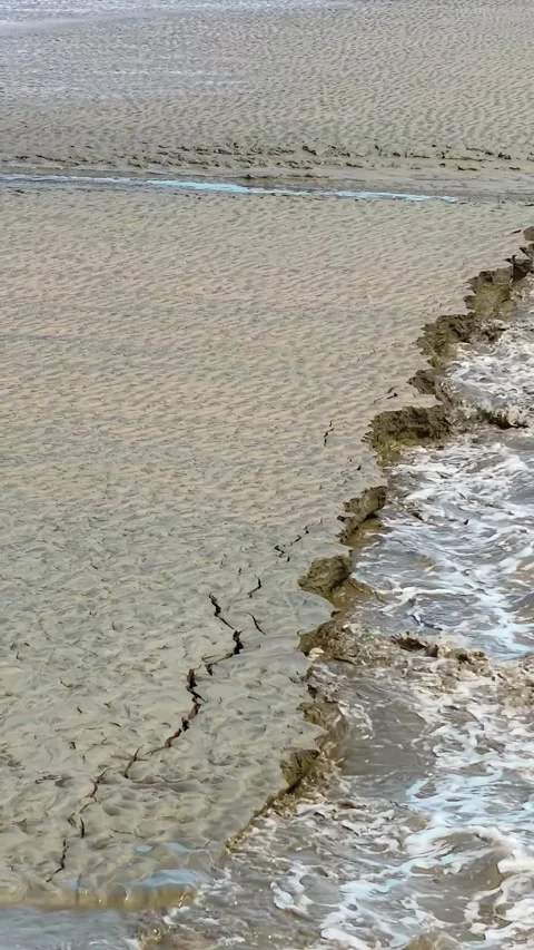 Powerful Qiantang River Tidal Bore Washes Over Mudflats Hangzhou China Stockbeeldmateriaal 342603260