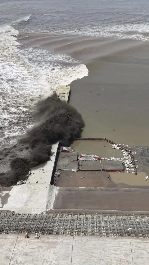 Powerful Qiantang River Tidal Bore Crashing Against Coastal Defenses China Stockbeeldmateriaal 342603318