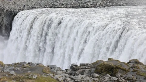 Powerful raging whitewater waterfall falling forcefully over a rocky Vidéo 96251528