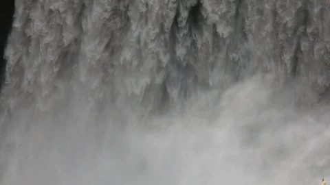 Powerful raging whitewater waterfall falling forcefully over a rocky Vidéo 96252550
