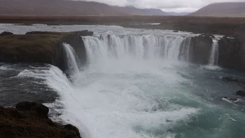 Powerful raging whitewater waterfall falling forcefully over a rocky Vidéo 96253105