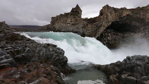 Powerful raging whitewater waterfall falling forcefully over a rocky Vidéo 96253262